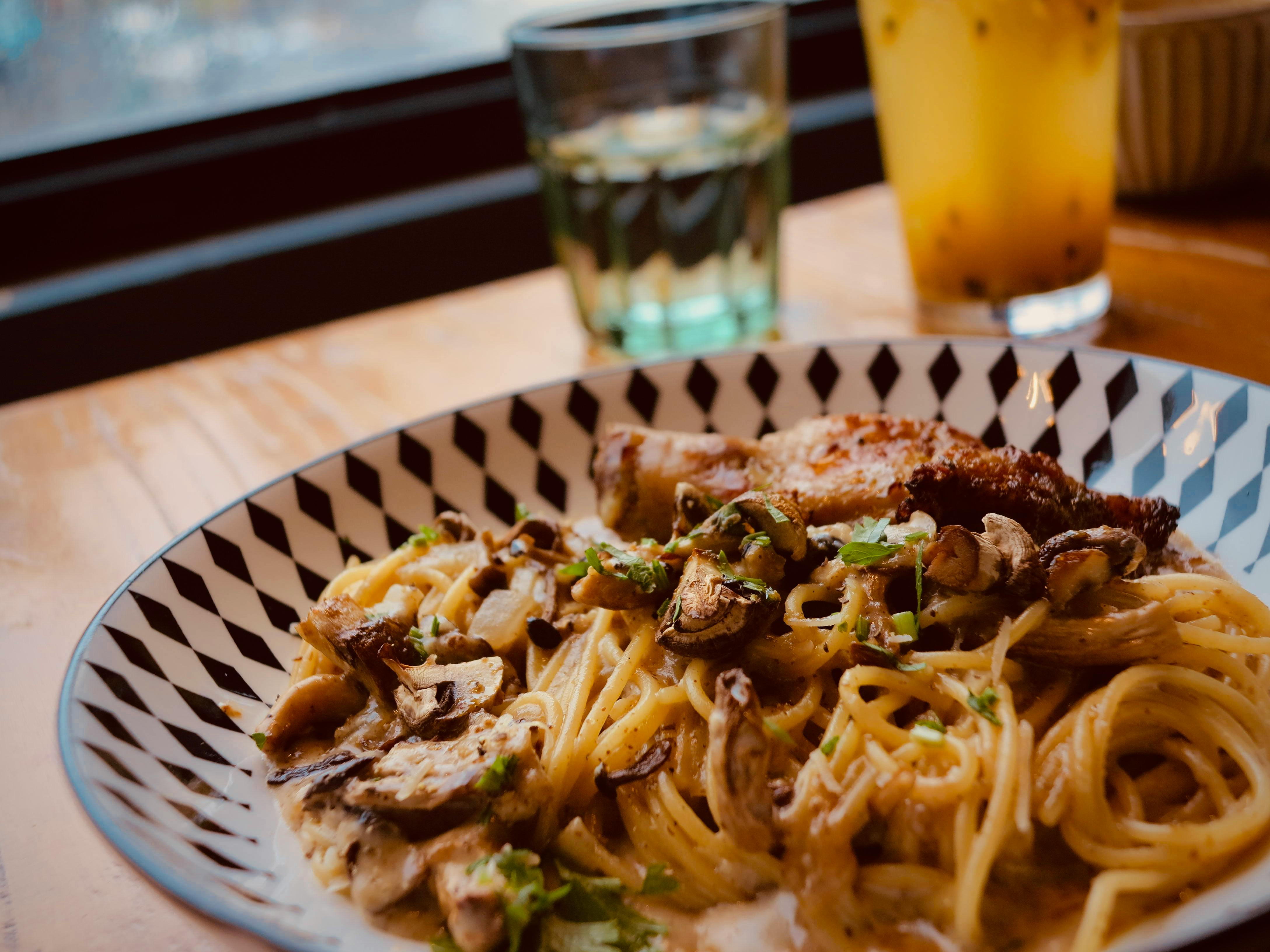 free-photo-of-pasta-with-meat-and-mushrooms